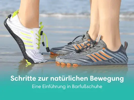 Eine Frau mit Weiß Kio Barfußschuhen und ein Mann mit Grau Kio Barfußschuhen von Vanea Barfußschuhe bei einer Umarmung am Meeresstrand