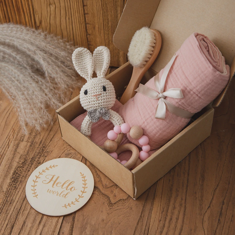 Baby Geschenkset Box, mit Decke, Latz, Rassel, und Holzrassel