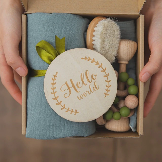 Baby Geschenkset Box, mit Decke, Latz, Rassel, und Holzrassel