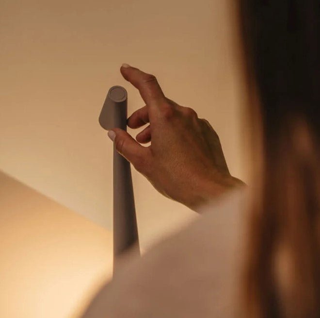 Kabellose skandinavische Minimalistische LED Tischlampe